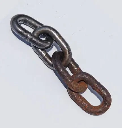 Corrente metálica com elos parcialmente oxidados