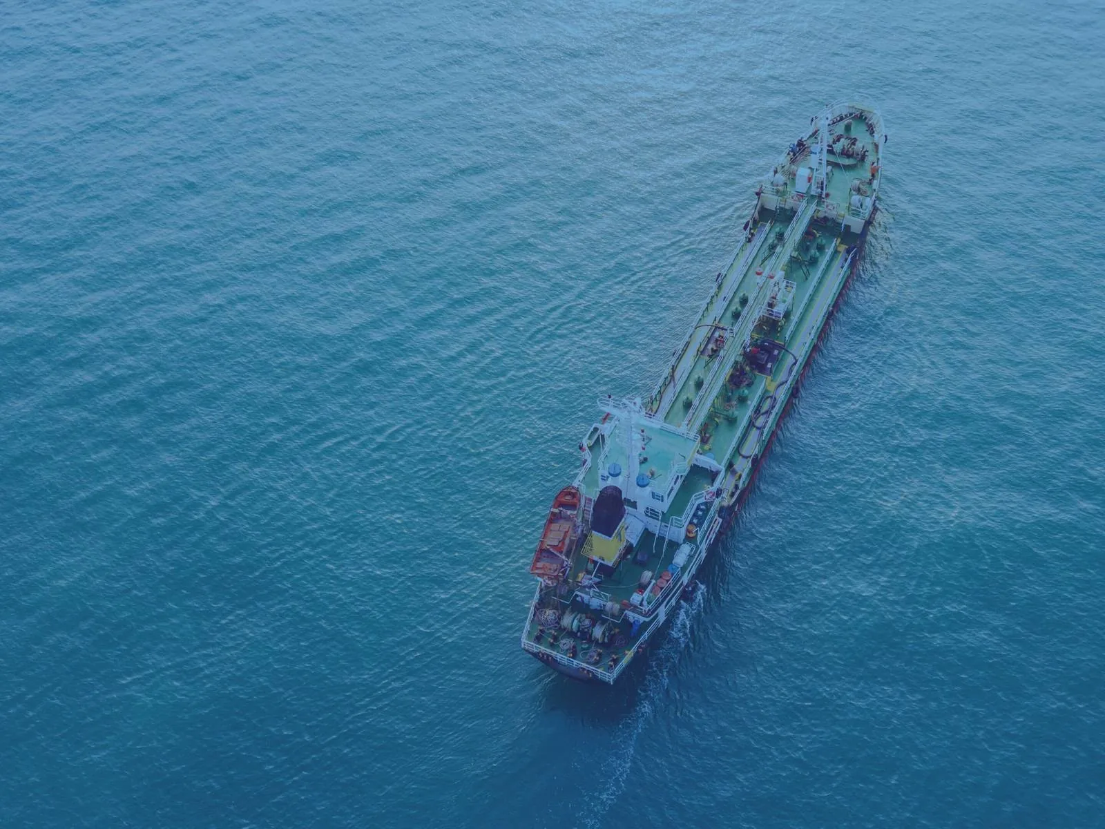 Vista aérea de navio-tanque em operação